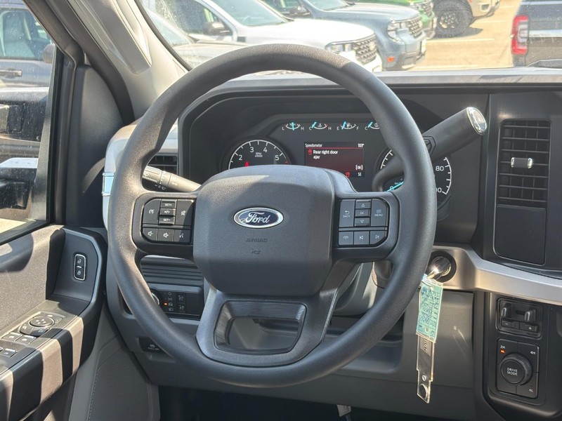 Ford Super Duty F-250 SRW Vehicle Image 06