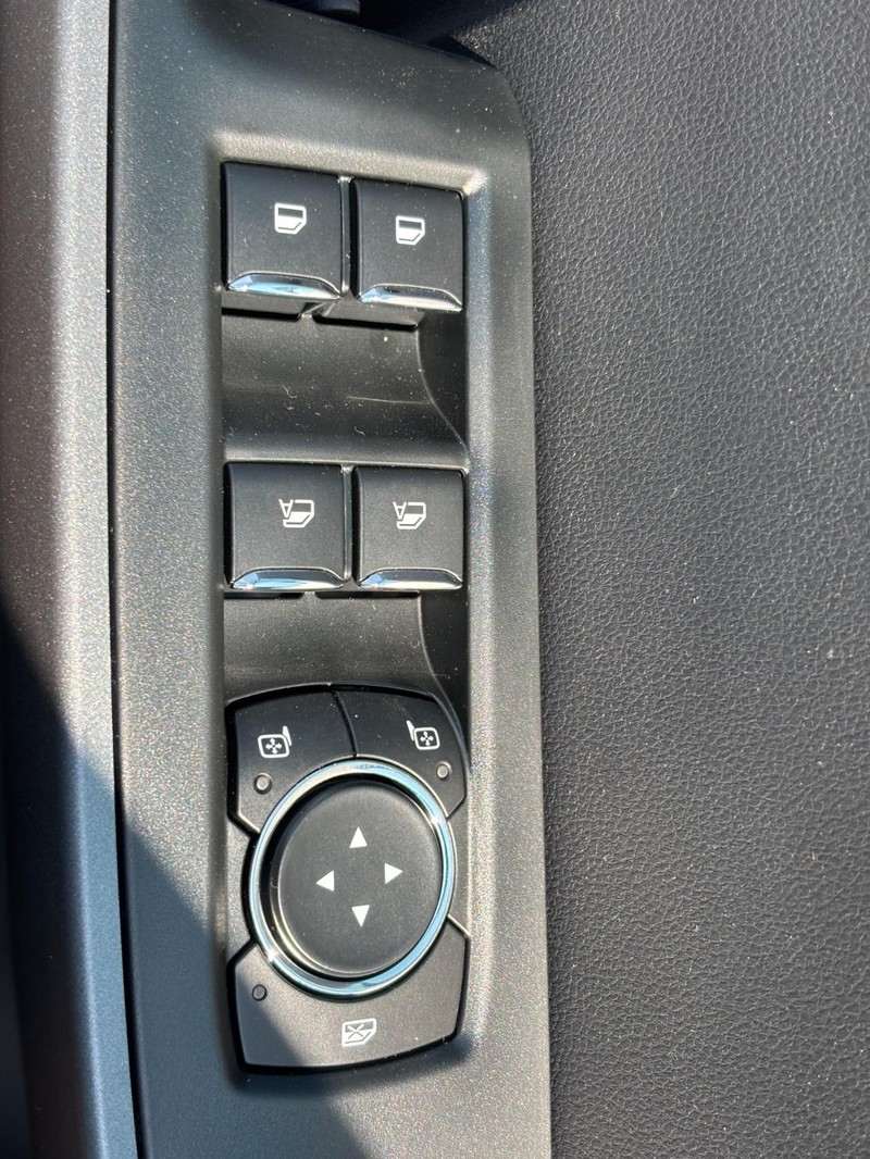 Ford Super Duty F-250 SRW Vehicle Image 19