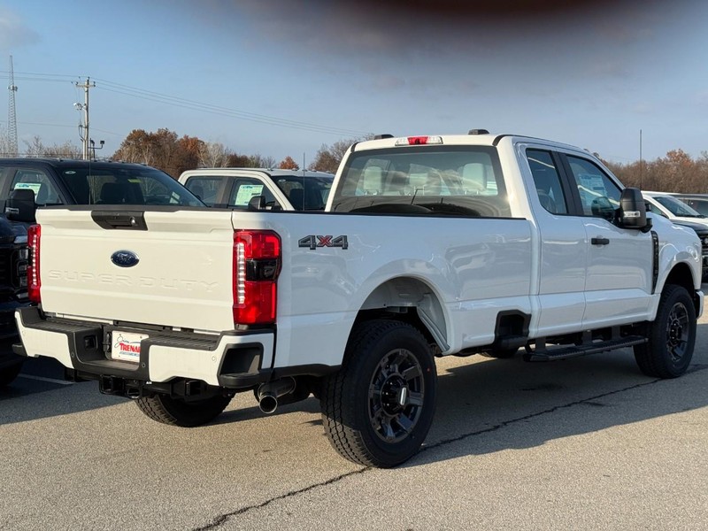 Ford Super Duty F-350 SRW Vehicle Image 03