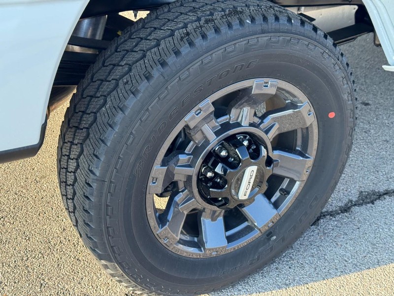 Ford Super Duty F-350 SRW Vehicle Image 05