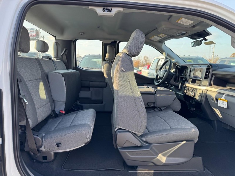 Ford Super Duty F-350 SRW Vehicle Image 06