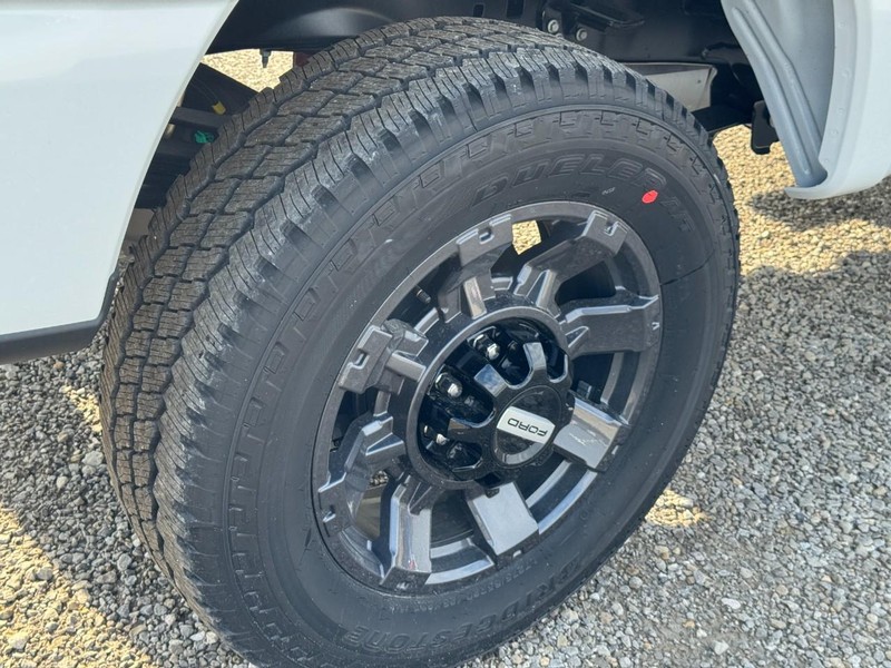 Ford Super Duty F-350 SRW Vehicle Image 05