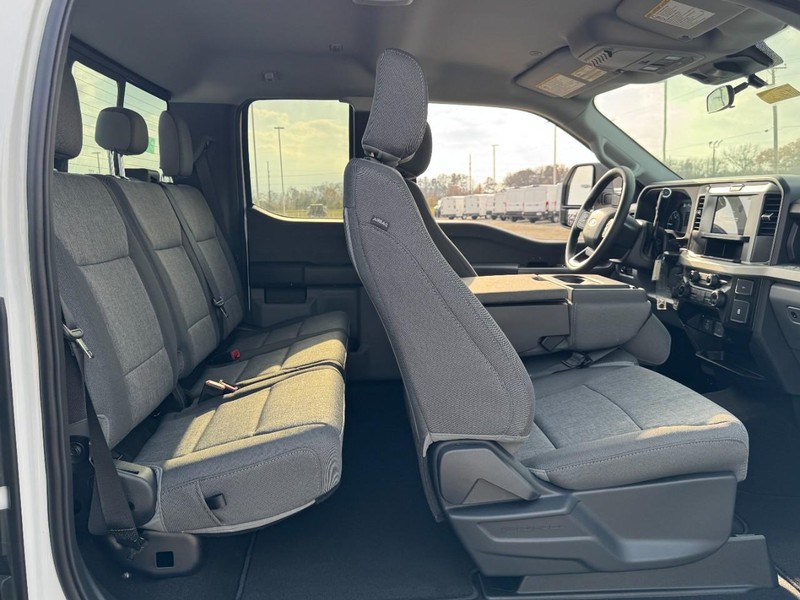 Ford Super Duty F-350 SRW Vehicle Image 06