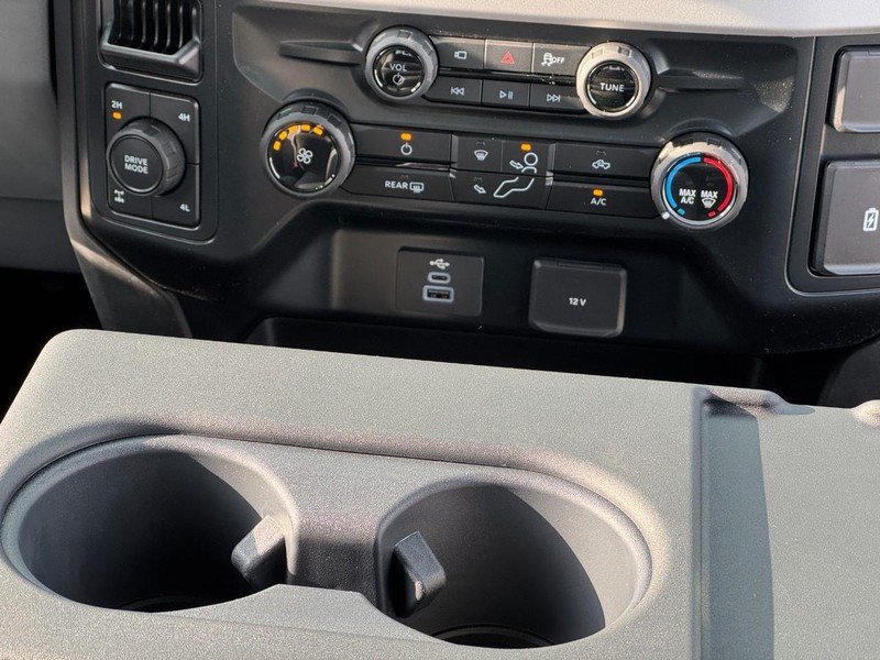 Ford Super Duty F-350 SRW Vehicle Image 10