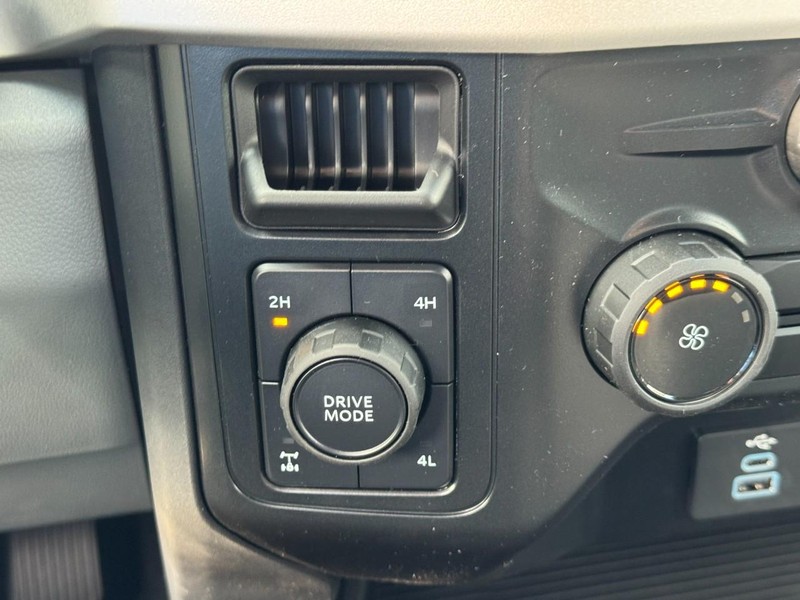 Ford Super Duty F-350 SRW Vehicle Image 16