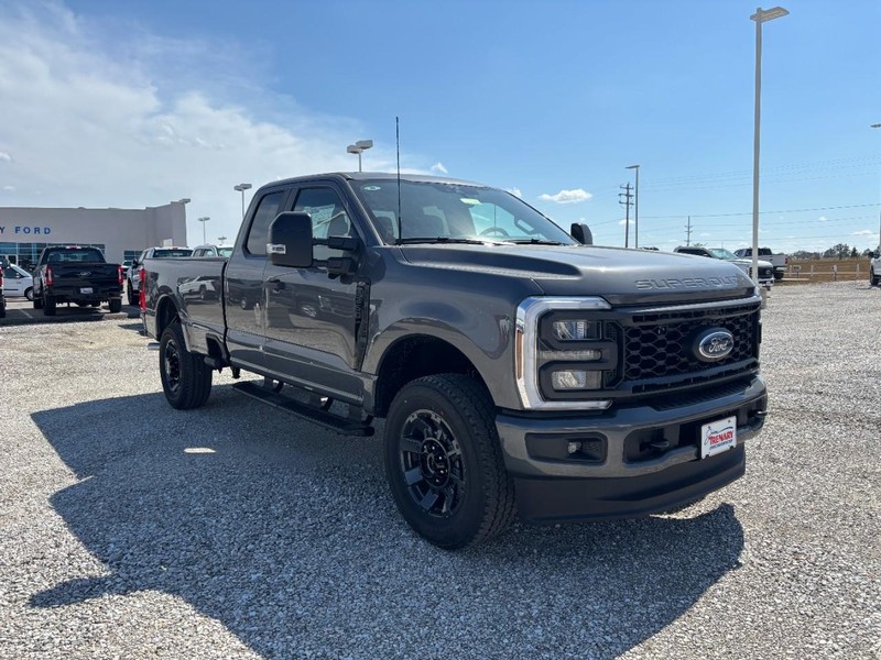 Ford Super Duty F-350 SRW Vehicle Image 02