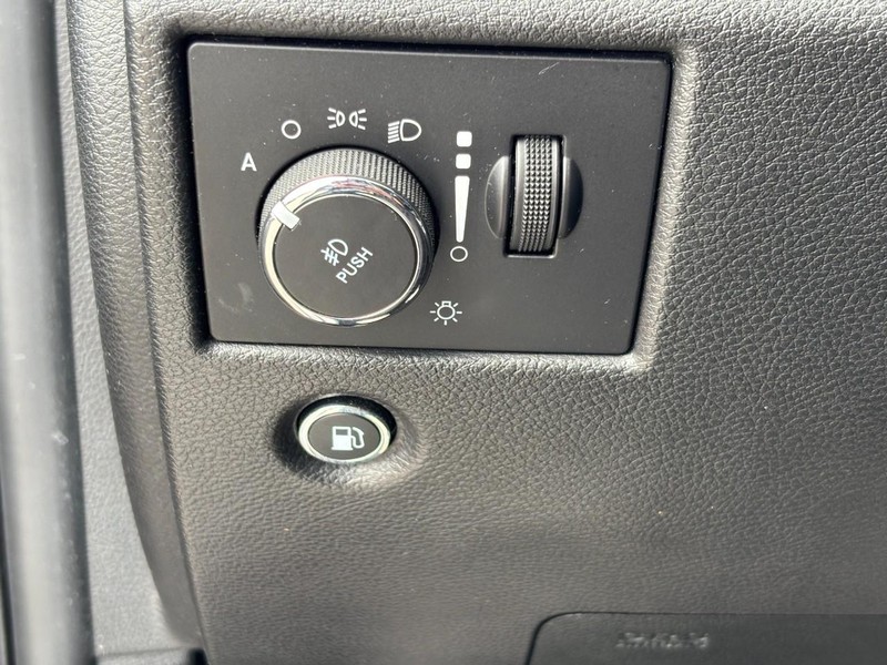 Jeep Grand Cherokee Vehicle Image 16