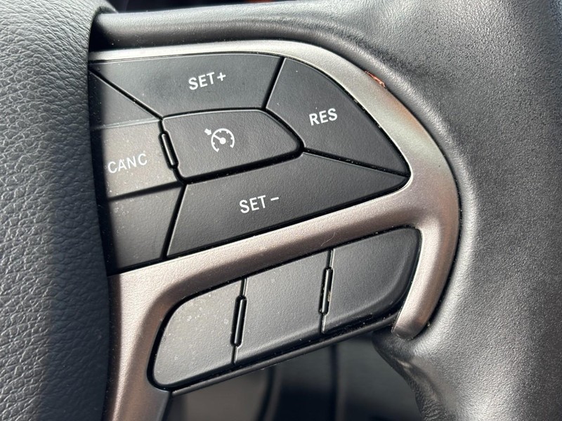 Jeep Grand Cherokee Vehicle Image 18
