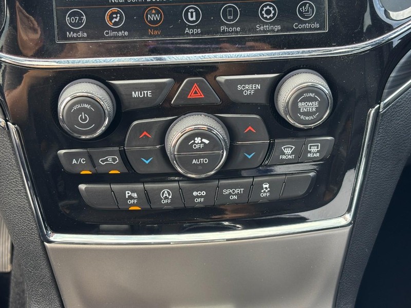 Jeep Grand Cherokee Vehicle Image 23