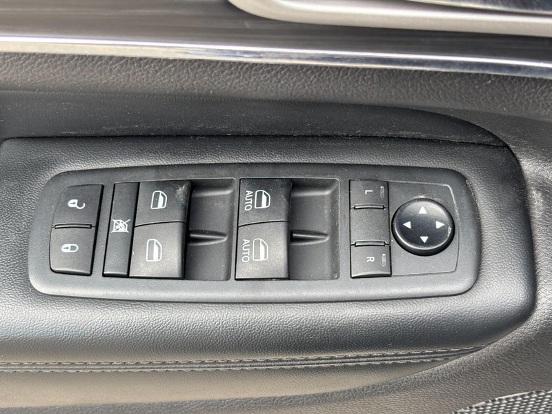 Jeep Grand Cherokee Vehicle Image 24