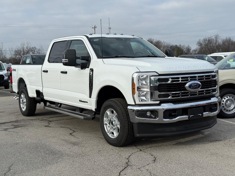 Ford Super Duty F-250 SRW Vehicle Full-screen Gallery Image 2