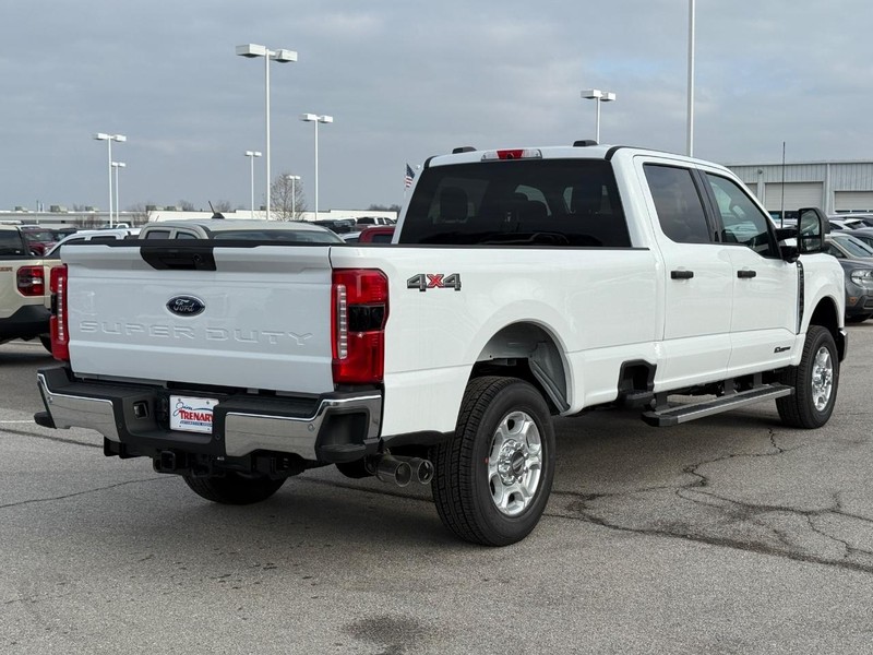 Ford Super Duty F-250 SRW Vehicle Full-screen Gallery Image 3