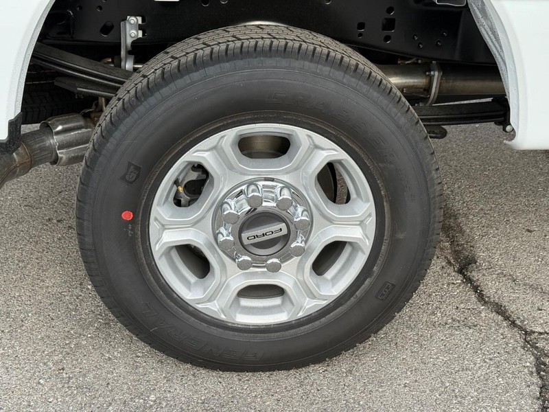 Ford Super Duty F-250 SRW Vehicle Full-screen Gallery Image 4