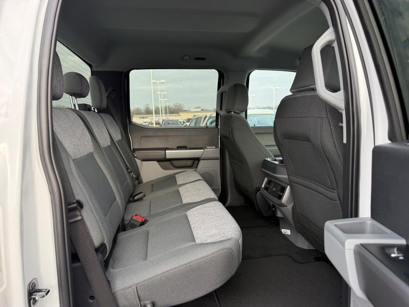 Ford Super Duty F-250 SRW Vehicle Full-screen Gallery Image 5