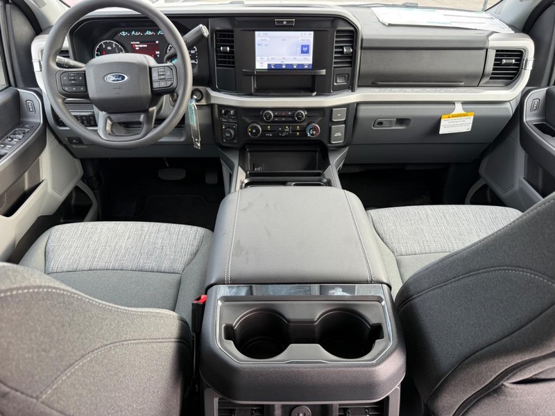 Ford Super Duty F-250 SRW Vehicle Full-screen Gallery Image 6
