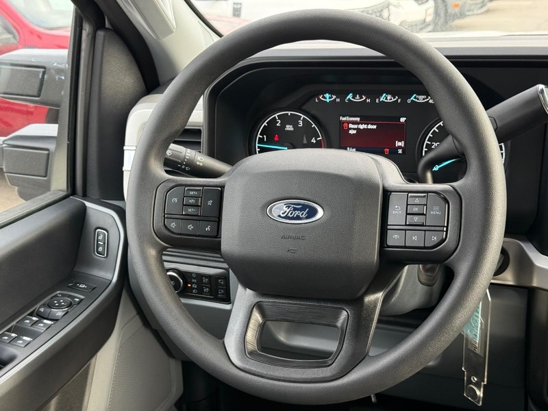 Ford Super Duty F-250 SRW Vehicle Full-screen Gallery Image 7