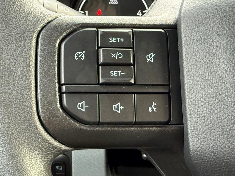 Ford Super Duty F-250 SRW Vehicle Full-screen Gallery Image 8