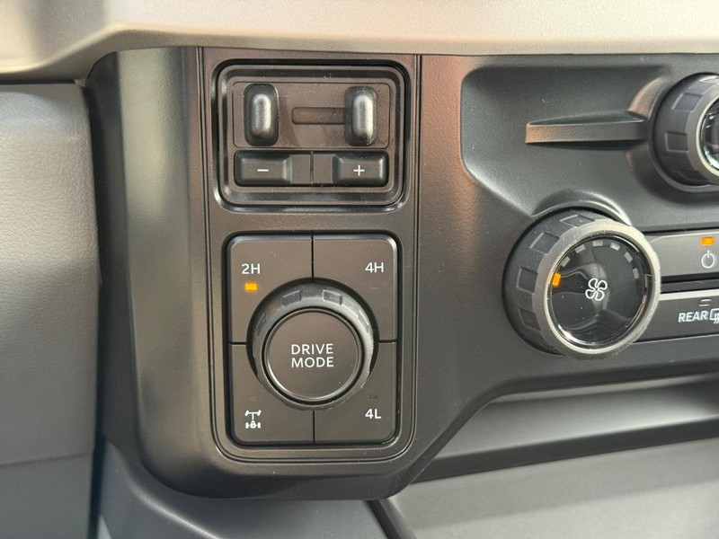 Ford Super Duty F-250 SRW Vehicle Full-screen Gallery Image 12