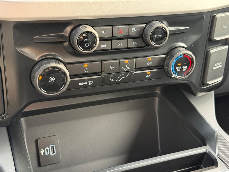 Ford Super Duty F-250 SRW Vehicle Full-screen Gallery Image 13