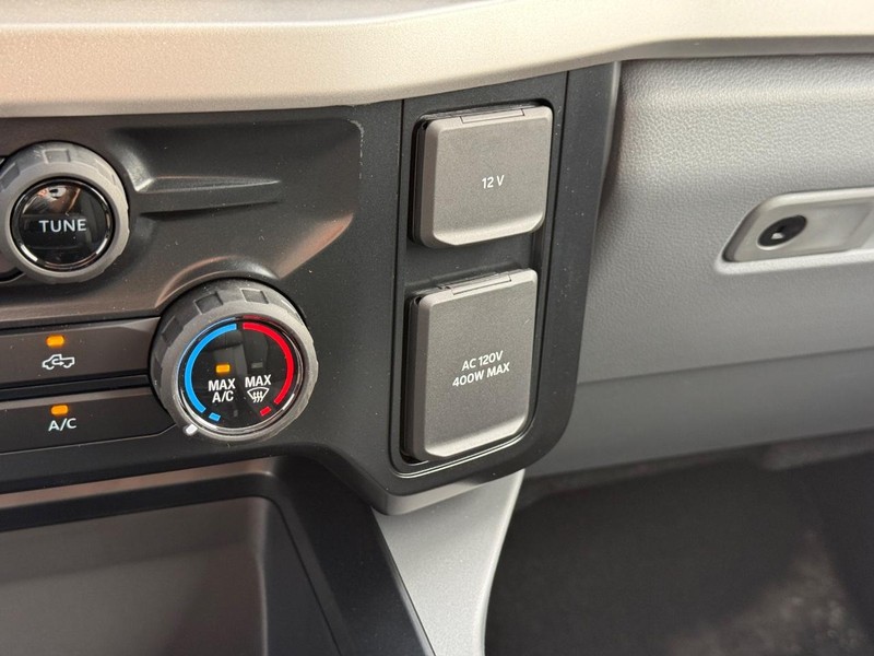 Ford Super Duty F-250 SRW Vehicle Full-screen Gallery Image 14