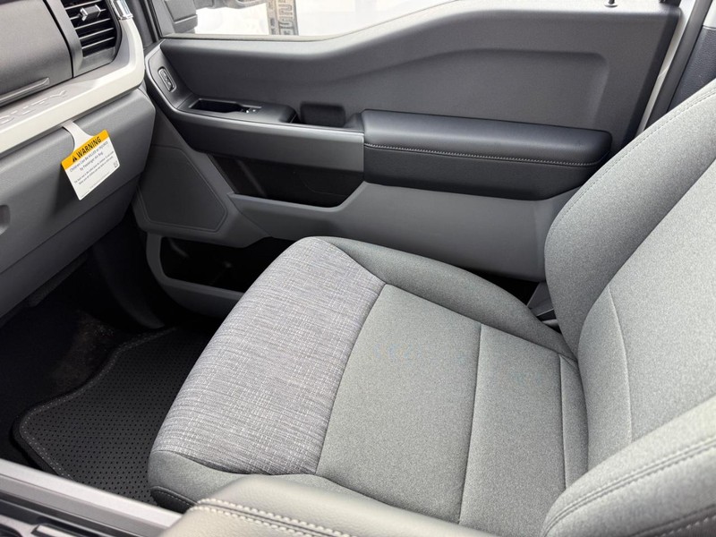 Ford Super Duty F-250 SRW Vehicle Full-screen Gallery Image 15