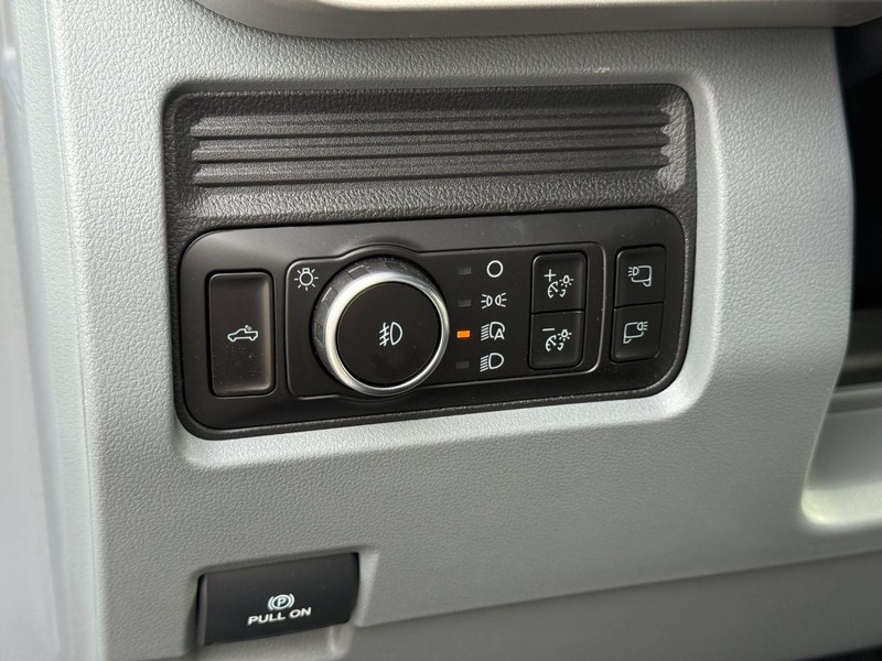 Ford Super Duty F-250 SRW Vehicle Full-screen Gallery Image 16