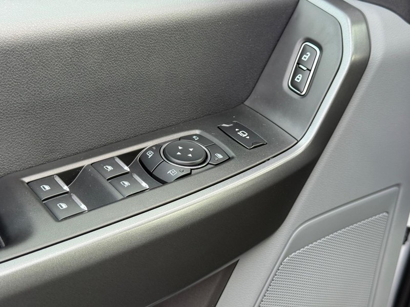 Ford Super Duty F-250 SRW Vehicle Full-screen Gallery Image 17