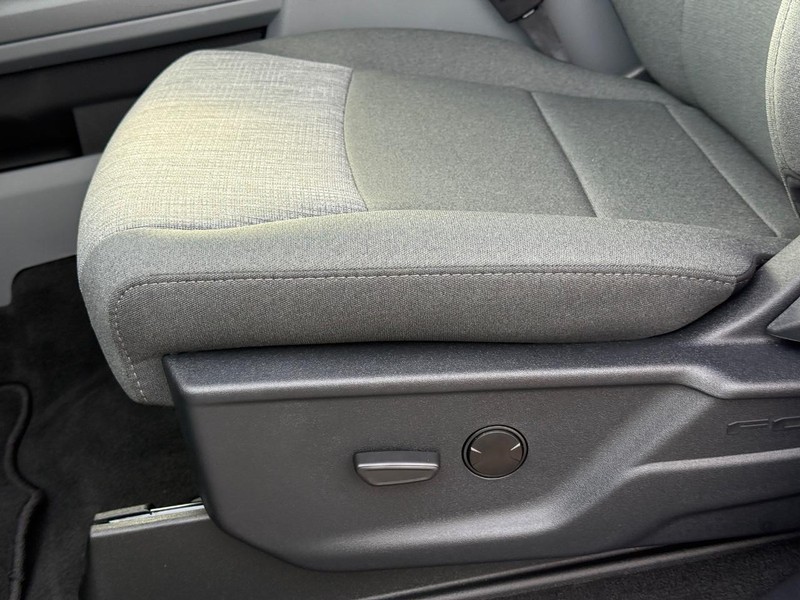 Ford Super Duty F-250 SRW Vehicle Full-screen Gallery Image 18