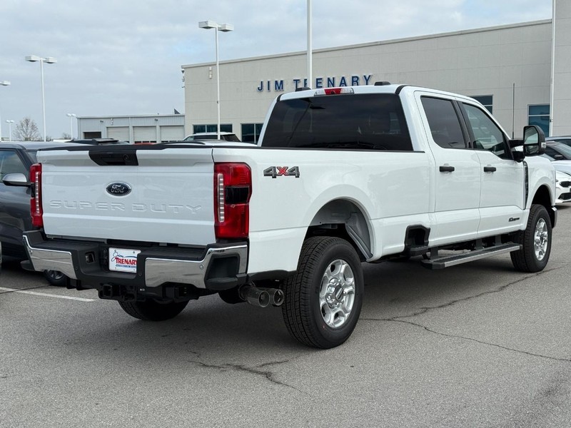 Ford Super Duty F-250 SRW Vehicle Full-screen Gallery Image 3