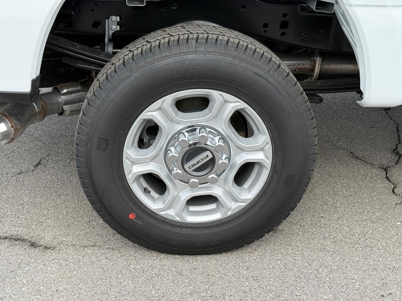 Ford Super Duty F-250 SRW Vehicle Full-screen Gallery Image 4