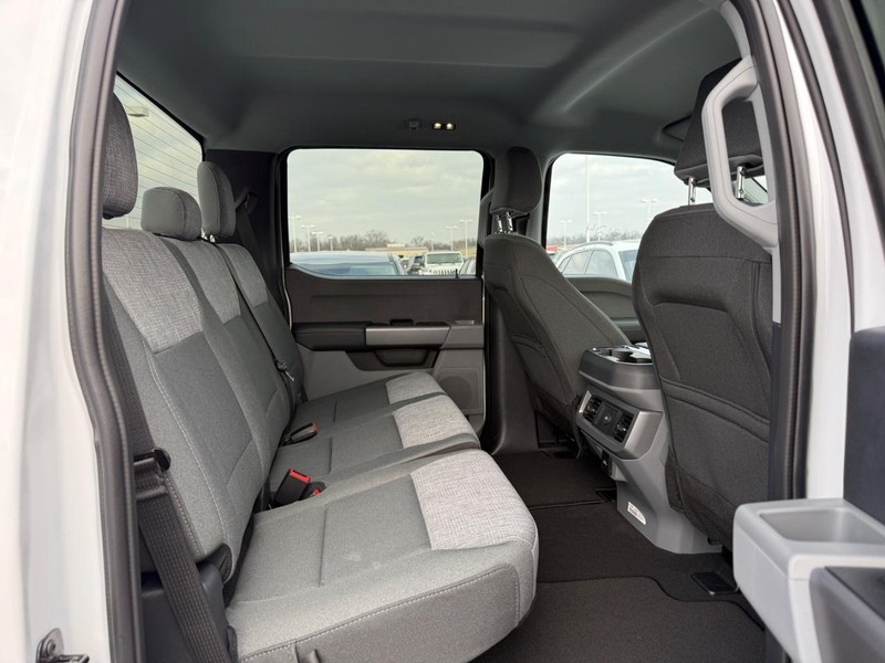 Ford Super Duty F-250 SRW Vehicle Full-screen Gallery Image 5