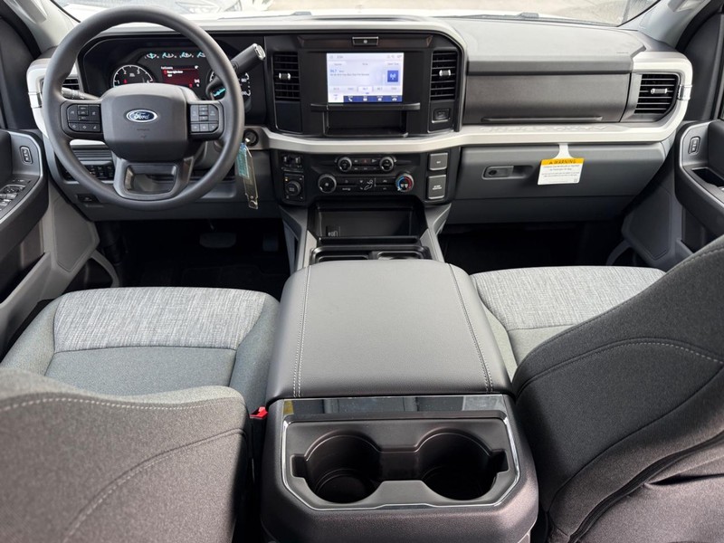 Ford Super Duty F-250 SRW Vehicle Full-screen Gallery Image 6