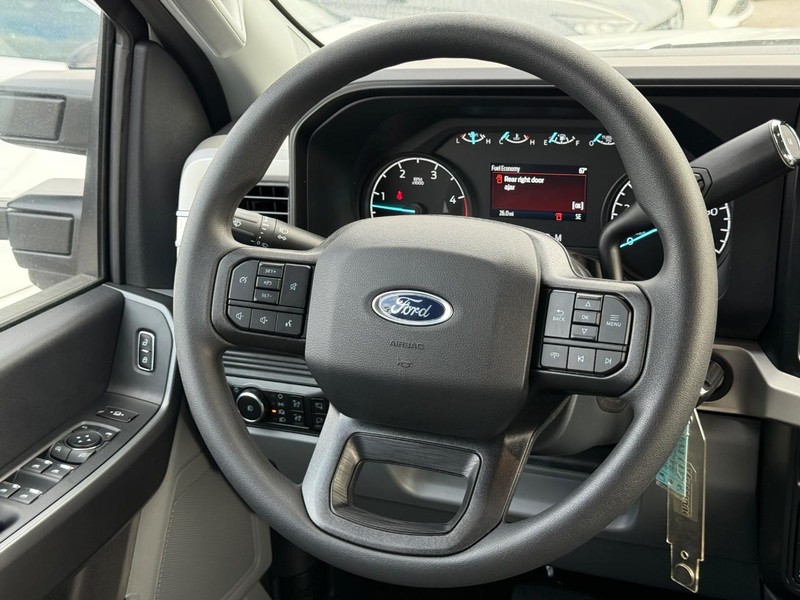 Ford Super Duty F-250 SRW Vehicle Full-screen Gallery Image 7