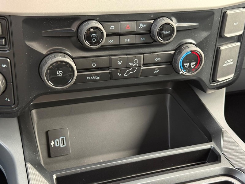 Ford Super Duty F-250 SRW Vehicle Full-screen Gallery Image 13