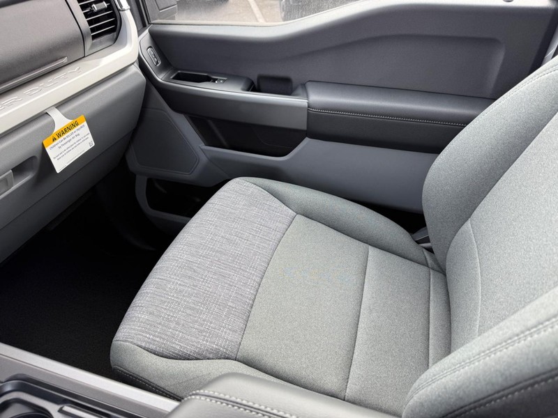 Ford Super Duty F-250 SRW Vehicle Full-screen Gallery Image 15