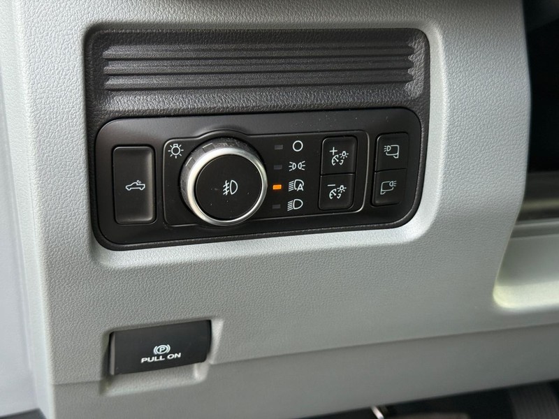 Ford Super Duty F-250 SRW Vehicle Full-screen Gallery Image 16