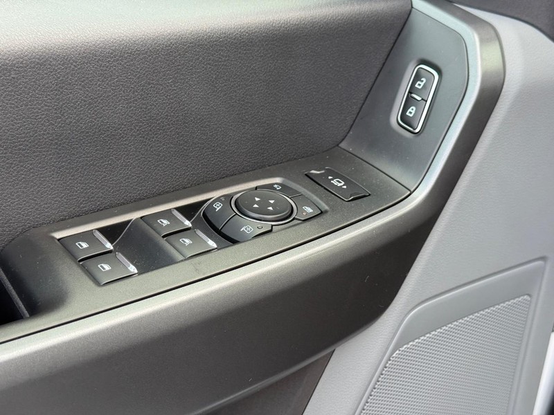 Ford Super Duty F-250 SRW Vehicle Full-screen Gallery Image 17