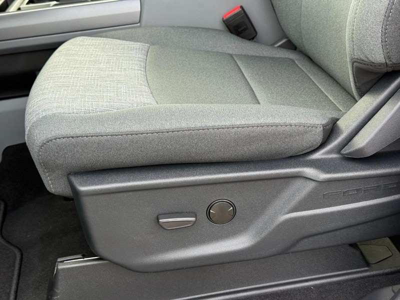 Ford Super Duty F-250 SRW Vehicle Full-screen Gallery Image 18