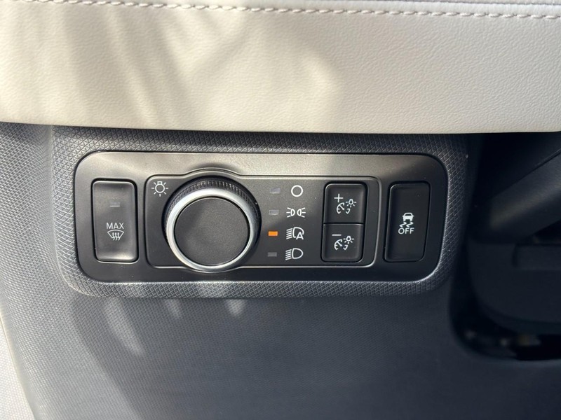 Ford Mustang Mach-E Vehicle Full-screen Gallery Image 10