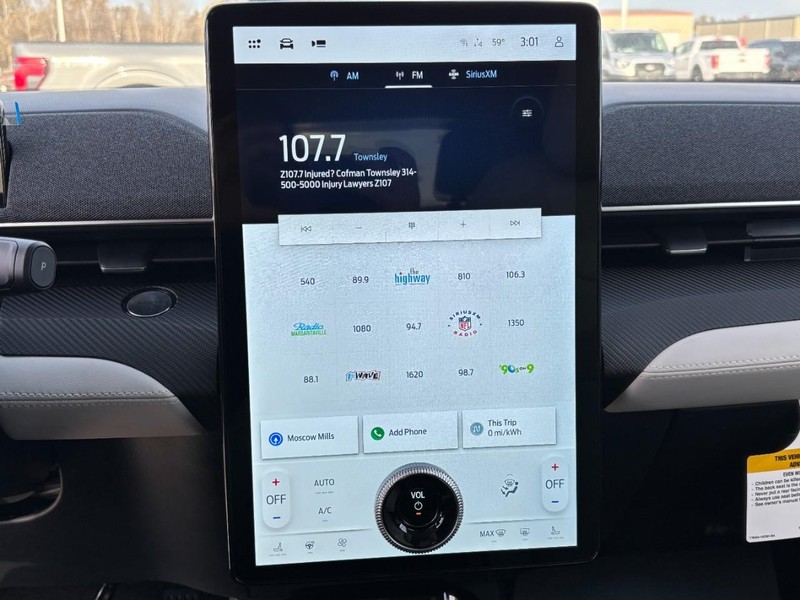 Ford Mustang Mach-E Vehicle Full-screen Gallery Image 14