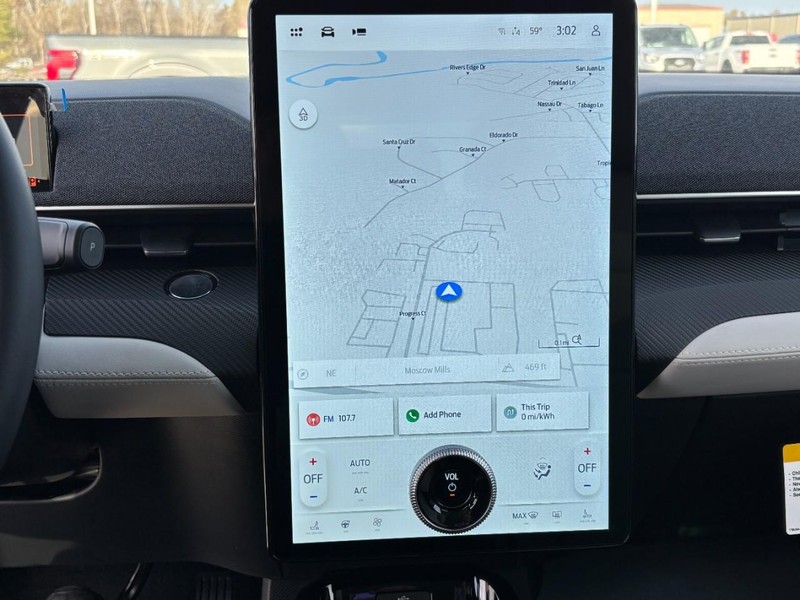 Ford Mustang Mach-E Vehicle Full-screen Gallery Image 16