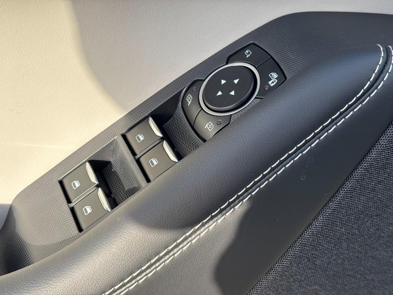 Ford Mustang Mach-E Vehicle Full-screen Gallery Image 17