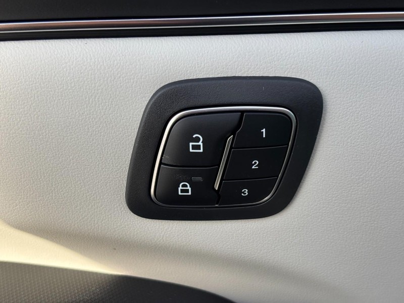 Ford Mustang Mach-E Vehicle Full-screen Gallery Image 18