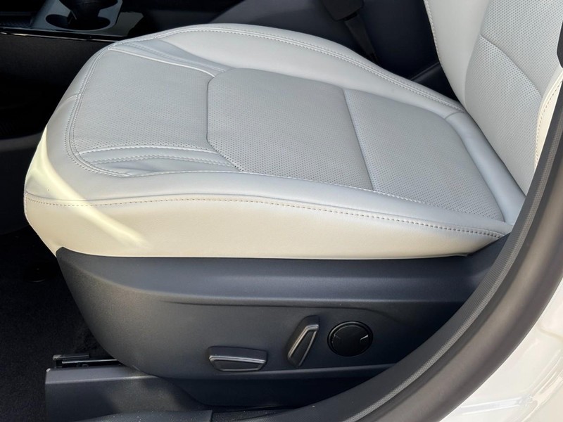 Ford Mustang Mach-E Vehicle Full-screen Gallery Image 19