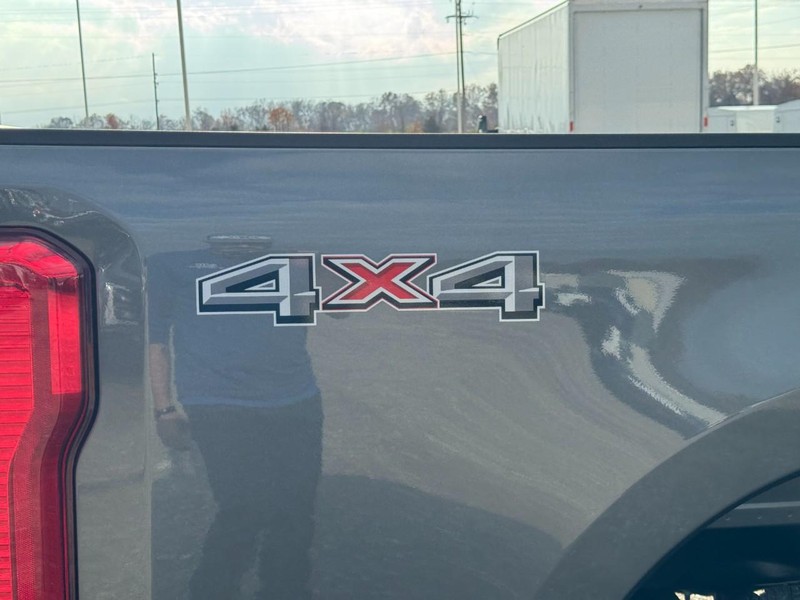 Ford Super Duty F-250 SRW Vehicle Image 04