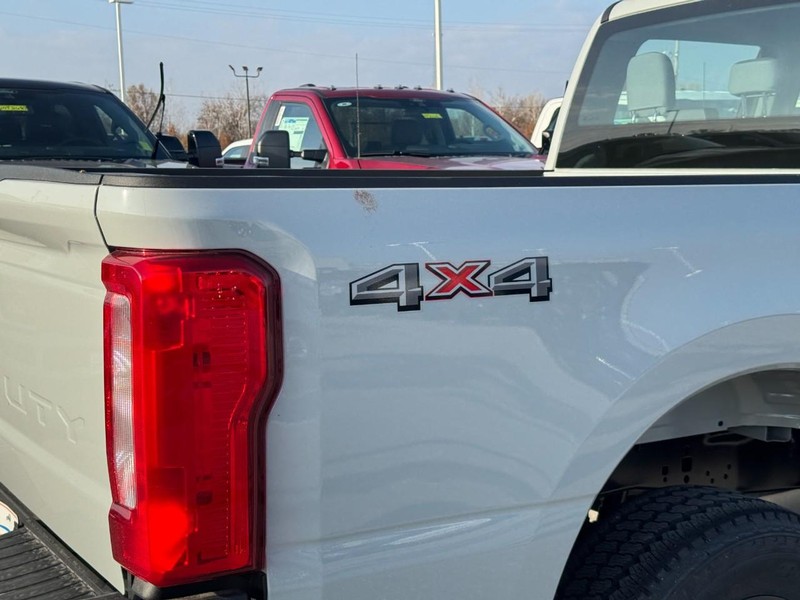 Ford Super Duty F-250 SRW Vehicle Image 04