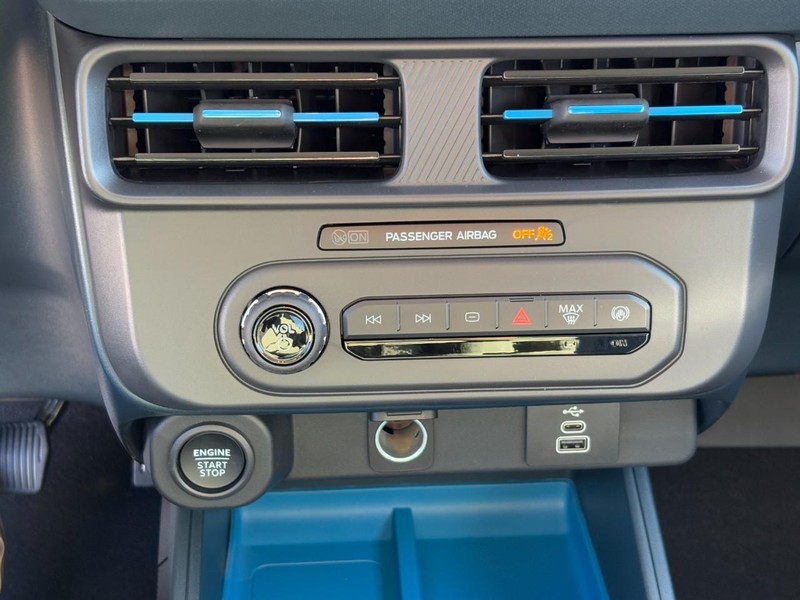 Ford Maverick Vehicle Image 17