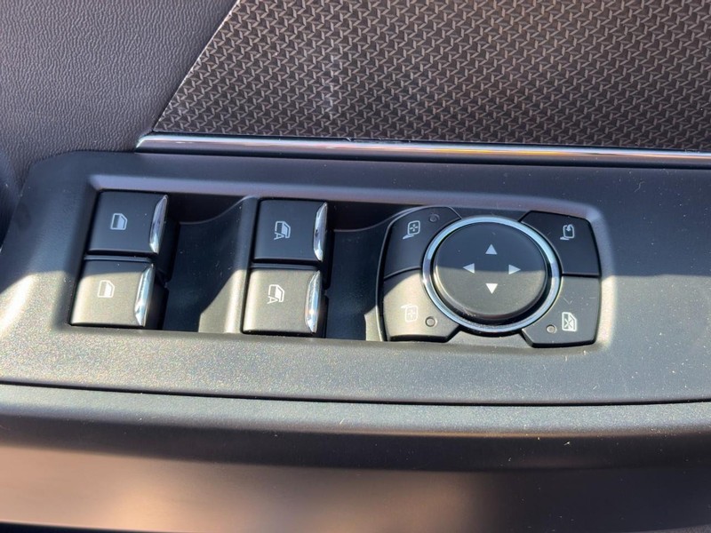 Ford F-150 Vehicle Full-screen Gallery Image 19