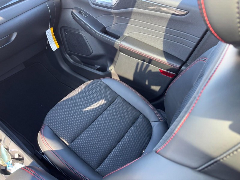 Ford Escape Vehicle Full-screen Gallery Image 10