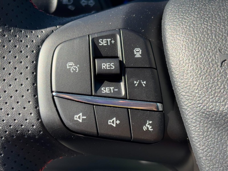 Ford Escape Vehicle Full-screen Gallery Image 12